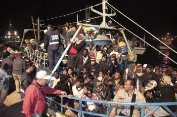 Inmigrantes libios a su llegada a la isla italiana de Lampedusa, el pasado domingo. (Foto: FRANCESCO MALAVOLTA)