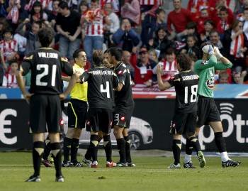 Los jugadores del Dépor protestan uno de los dos penaltis que les pitaron el sábado en Gijón.? (Foto: a. morante)