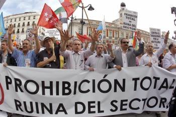 Los hosteleros, en la protesta de ayer en Madrid. (Foto: JAVIER LIZÓN)