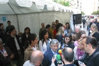 Fernández habla con los periodistas. Detras, la carpa. (Foto: José Paz)