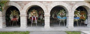 Las coronas de flores enviadas en recuerdo y homenaje al golfista español Severiano Ballesteros se agolpan junto a la iglesia parroquial de San Pedro en Pedreña (Cantabria).