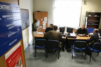 Usuarios en una oficina del Servicio Público de Empleo en la ciudad. (Foto: MIGUEL ÁNGEL)
