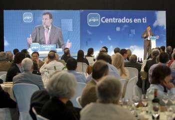 Mariano Rajoy, durante la comida mitin que protagonizó en Vigo. (Foto: SALVADOR SAS)