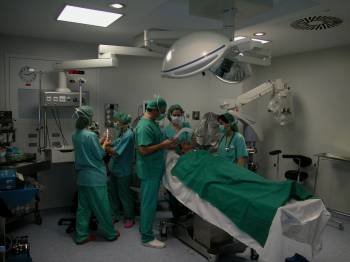 Un equipo médico prepara una operación de cirugía estética en una clínica española. (Foto: ARCHIVO)