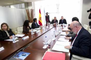 Rueda y Cadenas, al fondo, durante la reunión de la comisión mixta, en Santiago.  (Foto: )