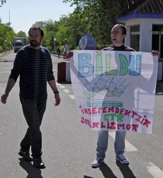 Ander Errandonea Arruti, con la pancarta de Bildu. (Foto: ELISA LADERAS)