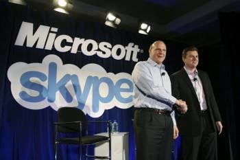 Steve Balmer, director ejecutivo de Microsoft, saluda al responsable de Skype, Tony Bates. (Foto: LOU DEMATEUSS)