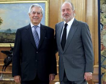 El rey Juan Carlos posa junto al escritor y académico Mario Vargas Llosa (i)