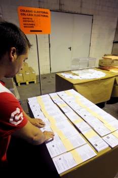 Un operario ordena el material electoral que se utilizará el día 22 de mayo. (Foto: KAI FÖRSTERLING)