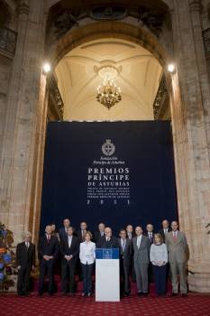 Los miembros del jurado del Príncipe de Asturias de Ciencias Sociales, al anunciar el galardonado. (Foto: ALBERTO MORANTE)