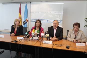 Lucía Molares, Beatriz Mato, Julio Gómez y Ana María Díaz, ayer en la sede de la Xunta en Vigo.  Foto: J.V Landín