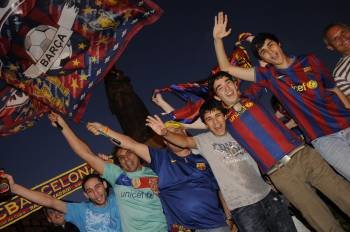 Los ourensanos festejaron ayer el título de Liga del Barcelona en la fuente de Concepción Arenal, lugar habitual de las celebraciones deportivas de la ciudad. (Foto: Martiño Pinal)