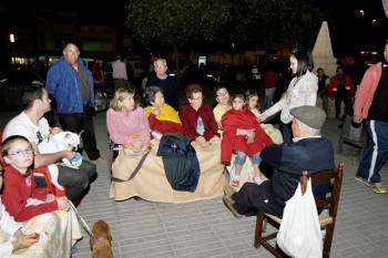 Personas tapadas con mantas pasan la noche en la calle tras los seismos. Foto: EFE