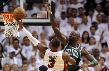 El jugador de los Heat de Miami Dwyane Wade hace un lanzamiento ante la marca de Kevin Garnett (Foto: RHONA WISE)