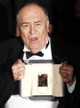 El director italiano Bernardo Bertolucci posa con su premio 2011 Honorary Palme d'Or. Foto: EFE