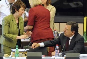 Durao Barroso con Catherine Ashton, tras el pleno en el que se discutió la ayuda a Portugal. (Foto: PATRICK SEEGER)