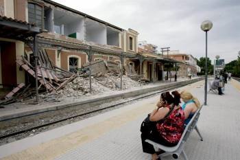 Varias personas esperan el tren de cercanías Murcia-Lorca en el andén de la estación de Sutullena, que resultó seriamente dañada a causa del terremoto. Foto: EFE