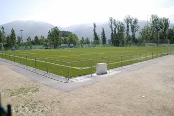 Campo de fútbol de hierba artificial en O Aguillón. (Foto: LUIS BLANCO)