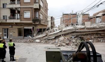 Efectivos de la Unidad Militar de Emergencias observan un edificio que se vino abajo en los terremotos. (Foto: JUAN CARLOS CÁRDENAS)