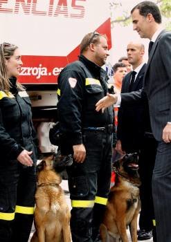 El príncipe de Asturias saluda a varios técnicos de Emergencias del 112 de la Región de Murcia que han participado en las labores de rescate tras el terremoto. Foto: EFE