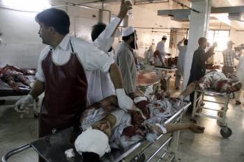  Heridos son atendidos en un hospital de Penshawar tras un doble ataque suicida con bombas contra contra una academia de un cuerpo de las fuerzas de seguridad en la ciudad de Charsada.