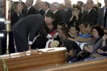 Los príncipes de Asturias consuelan a los familiares de las cuatro de las nueve víctimas mortales del terremoto de Lorca por las que se ofició hoy un funeral en el patio del recinto ferial de Santa Quiteria. 