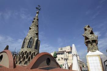 Vista de una de las torres del Palacio Güell, declarado Patrimonio Mundial de la UNESCO en 1984 y la primera obra de envergadura de Antoni Gaudí.