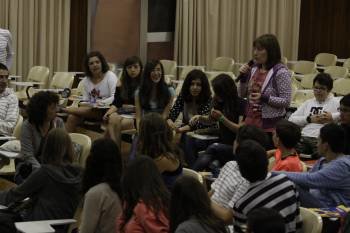Los alumnos catalanes establecieron un coloquio con estudiantes de secundaria del IES As Lagoas. (Foto: XESÚS FARIÑAS)