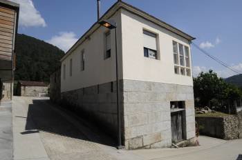 El edificio adquirido por el Concello está situado en el centro de la localidad de Arnoia. (Foto: MARTIÑO PINAL)