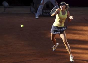 La tenista rusa Maria Sharapova devuelve la bola a la danesa Caroline Wozniacki durante la semifinal del torneo Internacional de Tenis de Roma (Foto: Alessandro di Meo)
