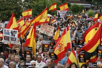 Banderas de España y pancartas contra Zapatero en la manifestación de ayer. (Foto: VÍCTOR LERENA)