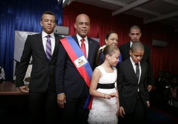 El nuevo presidente de Haití, Michell Martelly, junto a su familia tras tomar posesión del cargo. (Foto: ÁNDRÉS MARTÍNEZ)