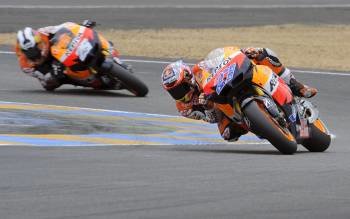 El piloto español de MotoGP Dani Pedrosa, de Repsol Honda, persigue a su compañero de equipo, el australiano Casey Stoner (Foto: EMMA FOSTER)