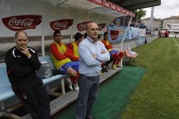 Cándido Gómez en el banquillo del Ourense antes del último partido de la Liga en O Couto, con el Vilalbés. (Foto: )