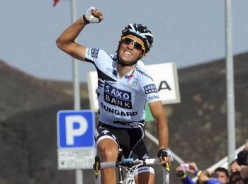 Contador celebra la victoria en la línea de llegada de la etapa con final en el Etna.? (Foto: c. ferraro)