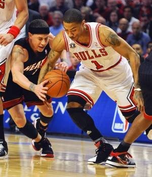 El jugador de los los Bulls de Chicago Derrick Rose disputa la bola con Mike Bibby. (Foto: TANNEN MAURY)