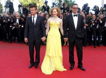 - De izquierda a derecha, los actores estadounidense Sean Penn, Jessica Chastain y Brad Pitt llegan a la proyección de la película 'The tree of life' ('El árbol de la vida').