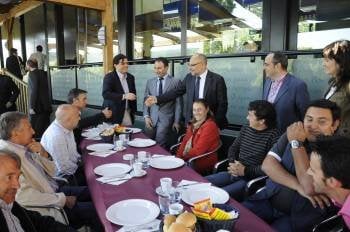 Francisco Rodríguez, de pé, con Espinosa e Bayo, saúda ós empresarios asistentes ó almorzo. (Foto: M. PINAL)