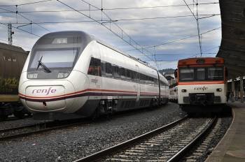 El tren de la serie S-121, junto a otro convencional, ayer en la estación de Ourense. (Foto: MARTIÑO PINAL)
