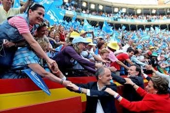 Francisco Camps, Rajoy y la alcaldesa valenciana, Rita Barberá, aclamados en la plaza de toros. (Foto: manuel bruque)