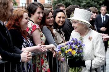 Isabel II con algunos estudiantes del Trinity Collegee, en Dublín. (Foto: EFE)