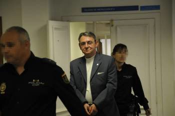 El acusado, Arturo Moreiras Liz, momentos antes de ser juzgado en el Penal número uno de Ourense. (Foto: MARTIÑO PINAL)