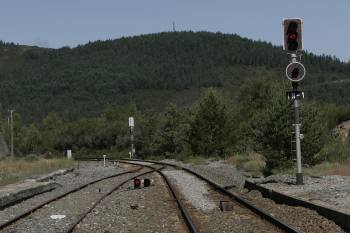 La actual vía del tren entre Ourense y la Meseta, a su paso por la localidad de Campobecerros.  (Foto: MIGUEL ÁNGEL)