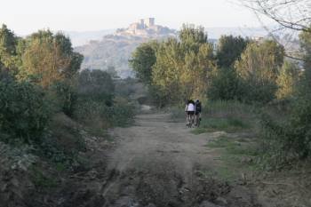 El Camino de Santiago a su paso por el ayuntamiento de Verín, con el castillo de Monterrei al fondo. (Foto: MARCOS ATRIO)