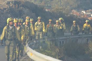 Miembros de una brigada forestal, después de participar en la extinción de un incendio en Ourense. (Foto: CRISTÓBAL GARCÍA)