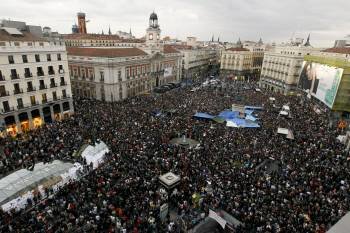 Aspecto que presentaba la Puerta del Sol a última hora de la tarde de ayer, pese a la prohibición de la Junta Electoral. (Foto: J.J. GUILLÉN)