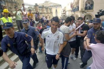 Ronaldo y Kaká, escoltados por agentes de la Policía, por las calles de Lorca. (Foto: ISRAEL SÁNCHEZ)
