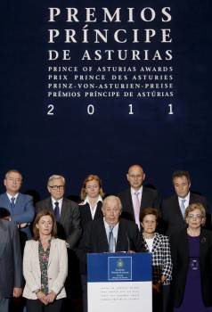 El jurado del Príncipe de Asturias de Comunicación y Humanidades, presidido por Manuel Olivencia. (Foto: J. L. CEREIJIDO)