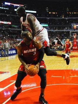  El jugador de los Bulls de Chicago Luol Deng disputa el balón con Dwyane Wade (Foto: TANNEN MAURY)