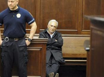 Dominique Strauss-Kahn, espera antes decomparecer ante la juez Melissa Jackson en la Corte Criminal de Manhattan. (Foto: EFE)